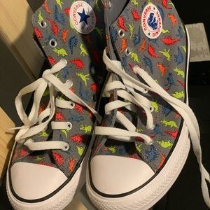 The CUTEST Converse ever!!! Dinosaur print. Youth size 6. Sneakers chucks